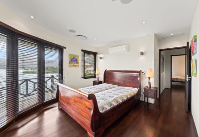 Badkamer van 5-slaapkamer watervilla in Spaanse Water met zwembad