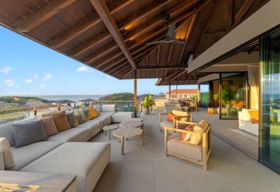 Panoramisch uitzicht van penthouse in Blue Bay met zwembad