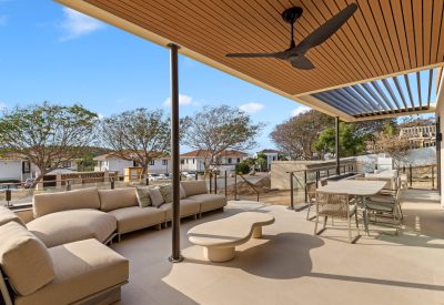Ruime woonkamer van 2-slaapkamer condominium in Blue Bay met zwembad