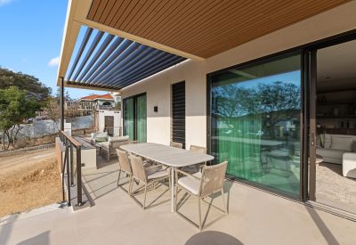Moderne keuken van 2-slaapkamer condominium in Blue Bay met zwembad