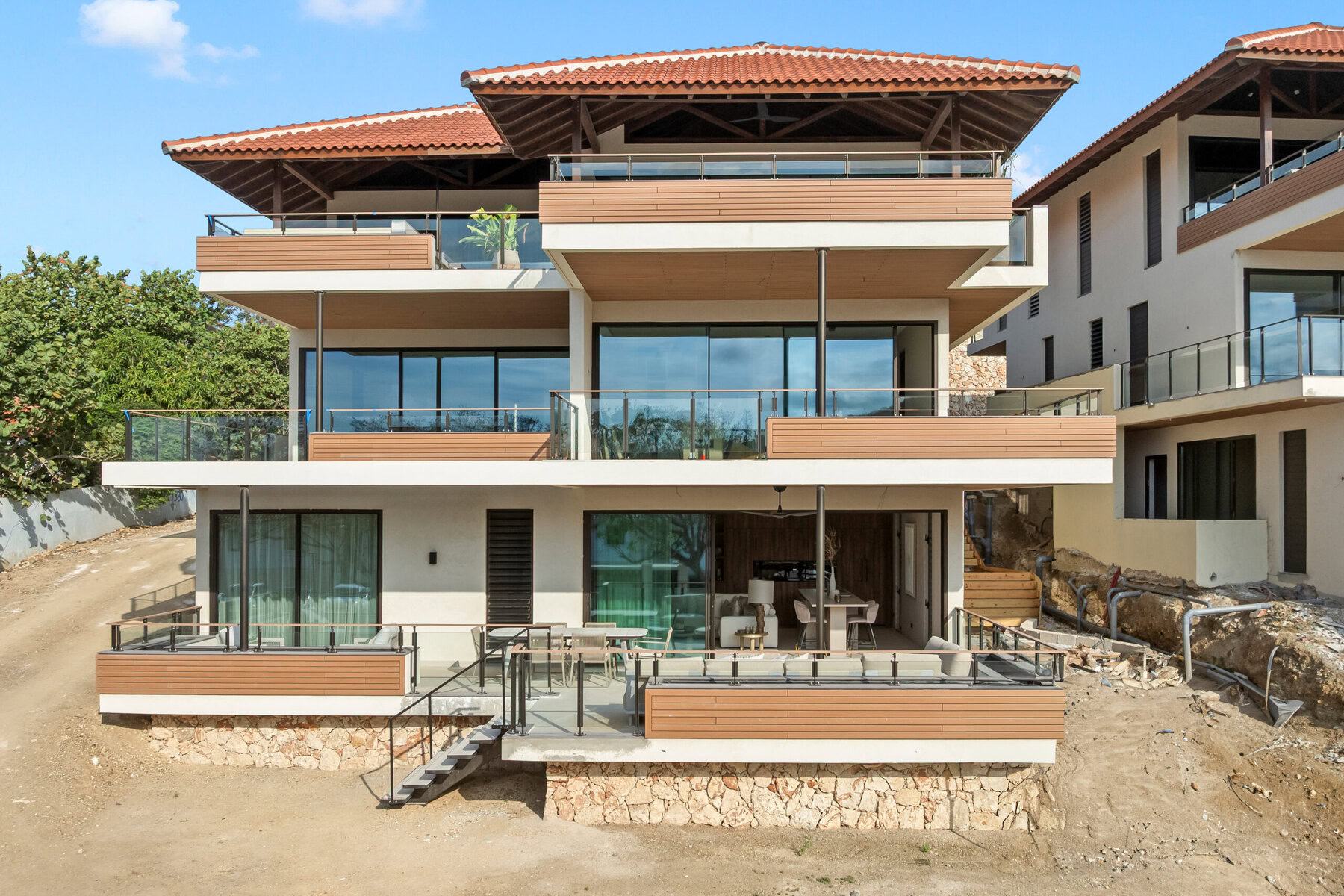 Vooraanzicht van 2-slaapkamer condominium in Blue Bay met zwembad