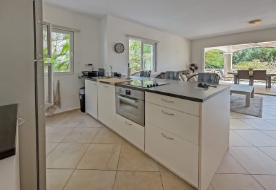 Slaapkamer van 3-slaapkamer appartement in Blue Bay met zwembad