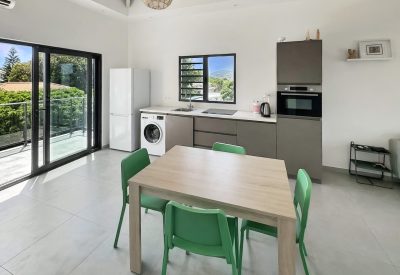 Moderne keuken van 2-slaapkamer appartement in Matancia met zwembad