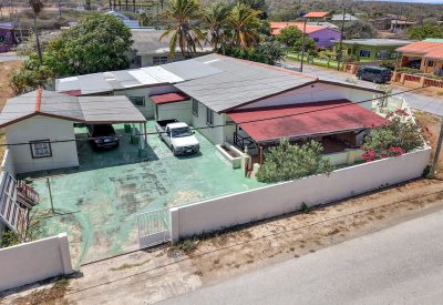 Moderne keuken van 6-slaapkamer kluswoning in Tera Cora met tuin