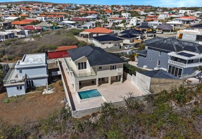 Ruime woonkamer van 6-slaapkamer villa in Grote Berg met zwembad